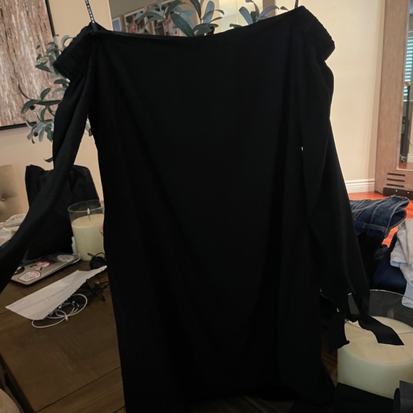 Gorgeous, 100% silk Amanda uprichard off the shoulder dress - Picture 2 of 2